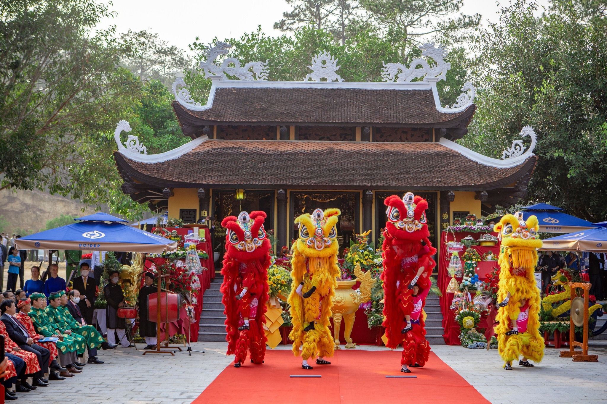 The popular lion dance performance on the occasion of the Ancestor's Anniversary is performed at U Lac Temple, located in the National Scenic Spot of the Tea Resort Prenn resort.