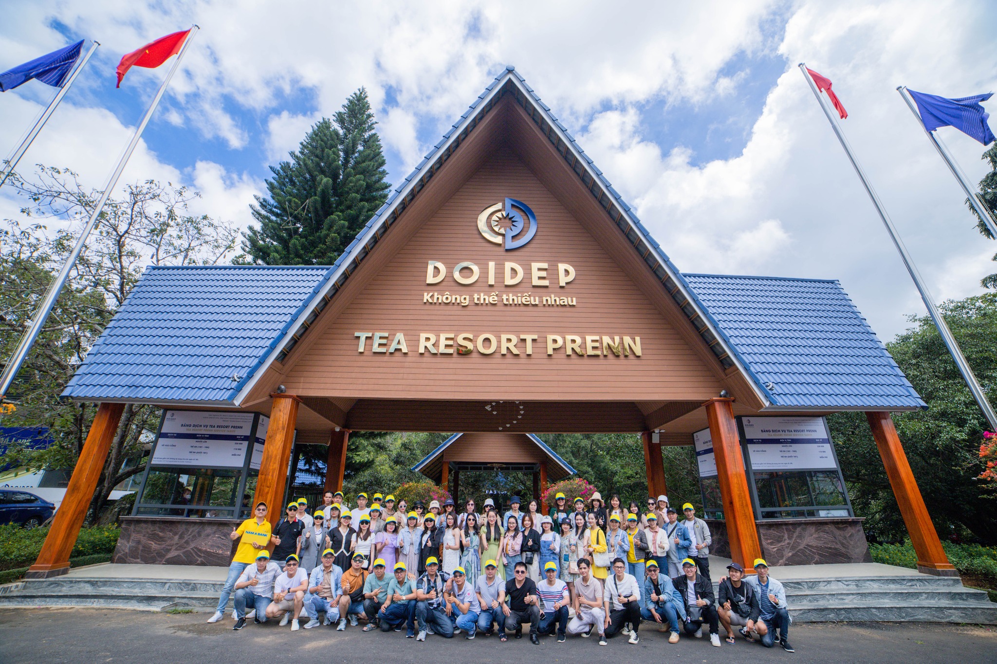 Tourist groups often take group photos at the two gates to welcome Tea Resort Prenn