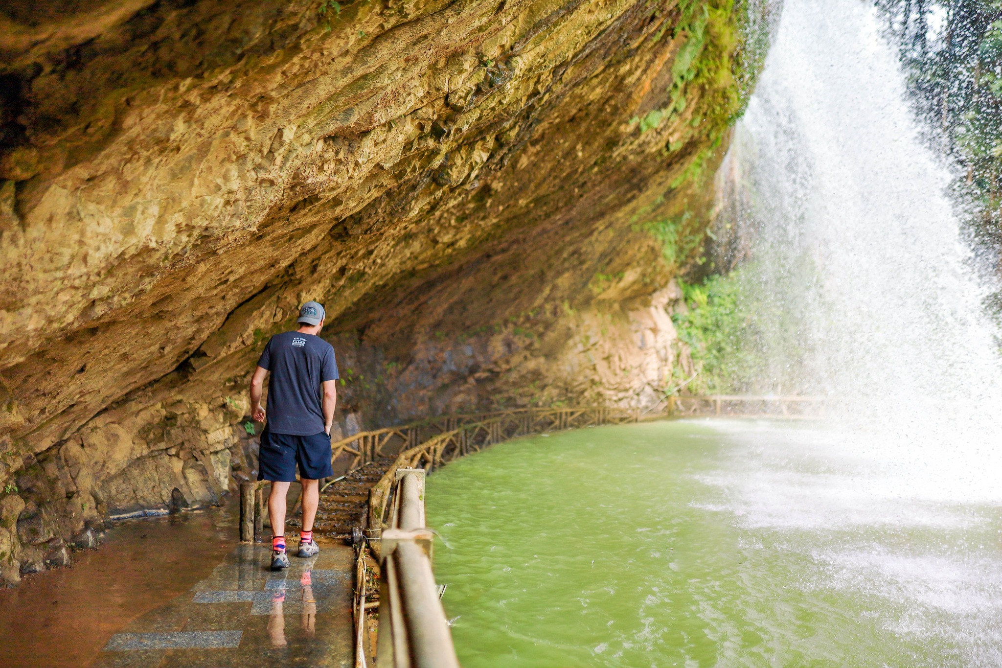 The location of walking under the waterfall is where visitors can take extremely unique check-in photos