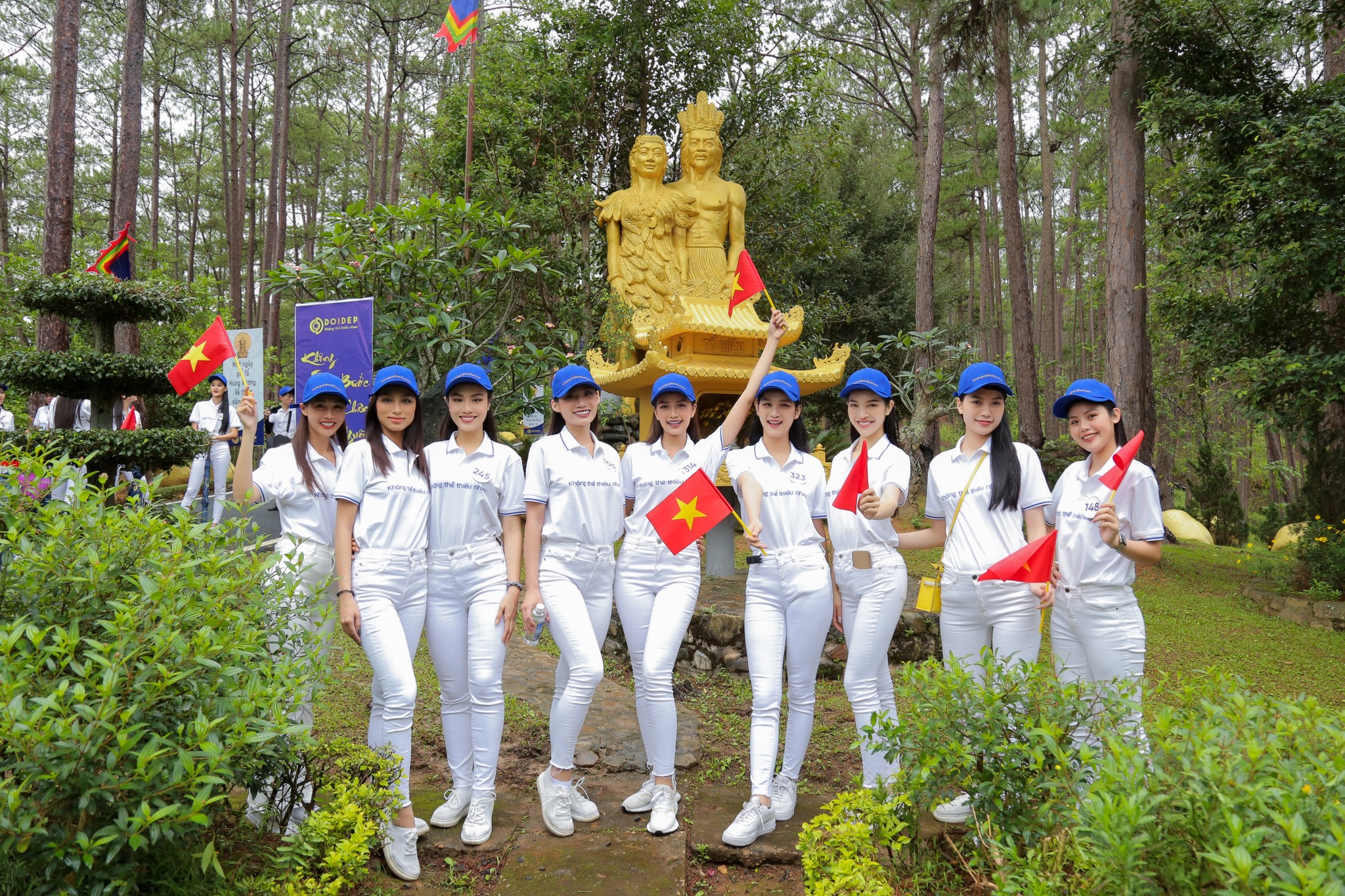 Beautiful and impressive poses when checking in at Lac Long Quan - Au Co park