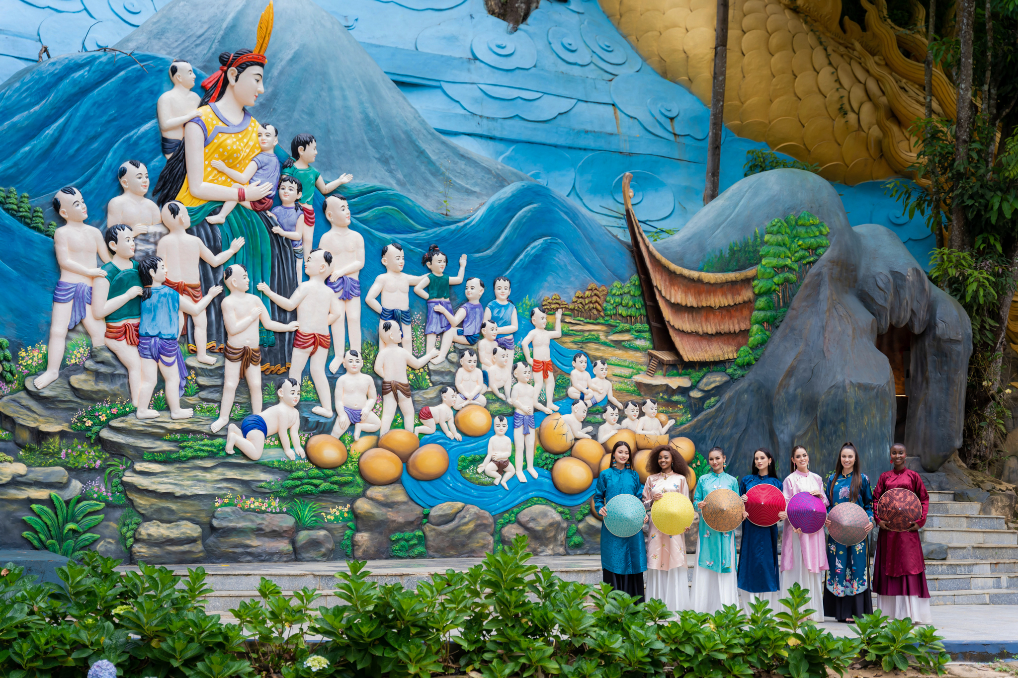 Bức điêu khắc huyền sử Mẹ Âu Cơ - Cha Lạc Long Quân tại chân thác Prenn