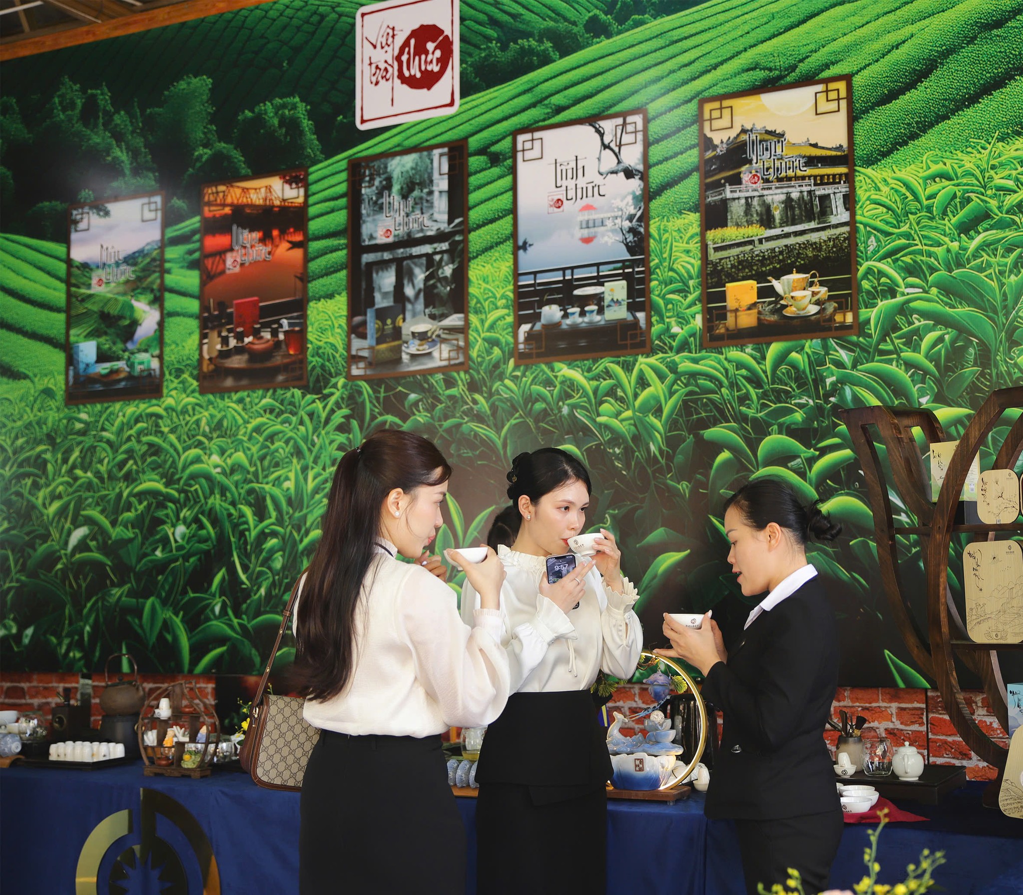 Thưởng Trà trong không gian Quốc Ẩm